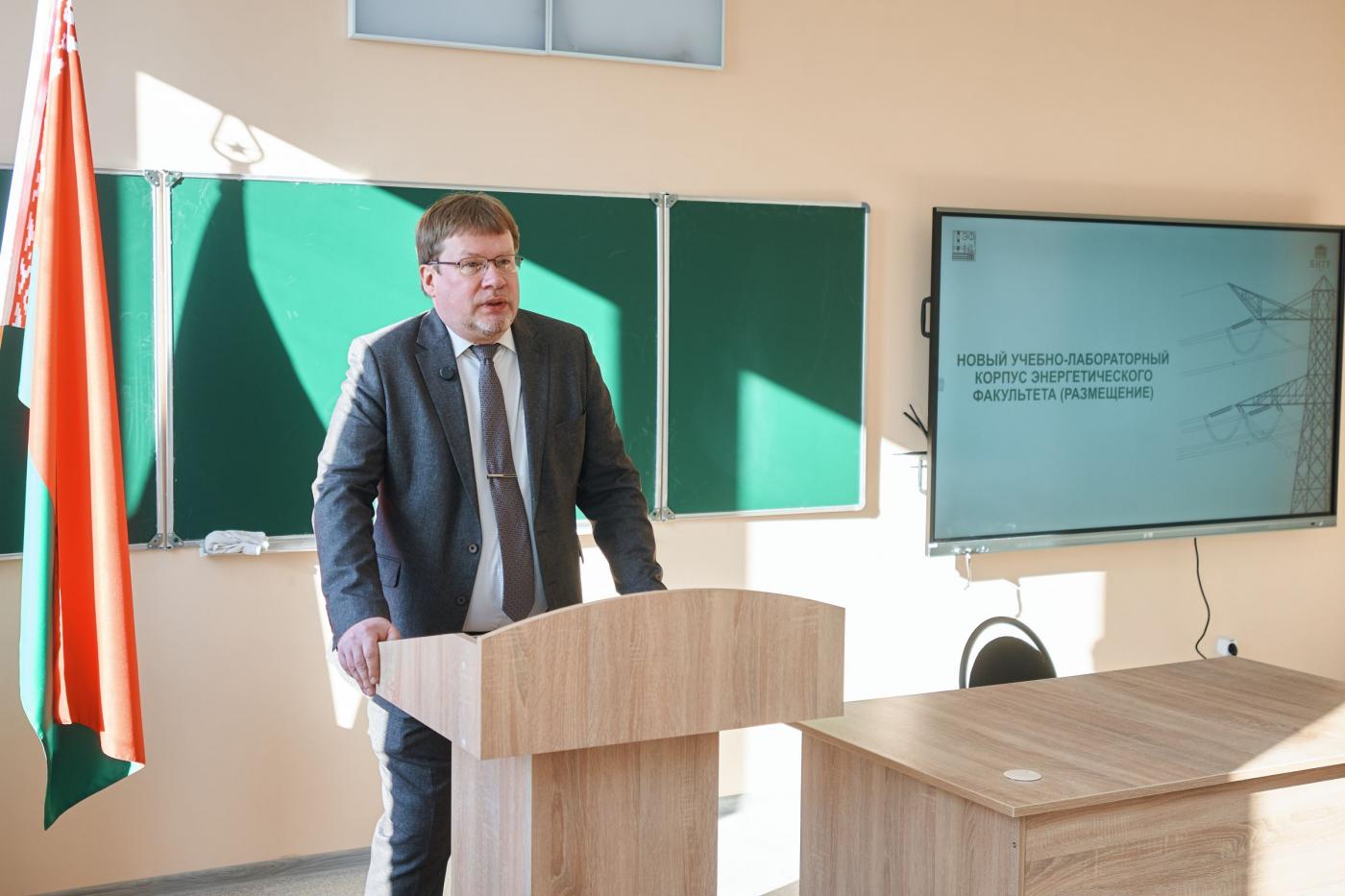 В новом учебно-лабораторном корпусе ЭФ стартовали учебные занятия